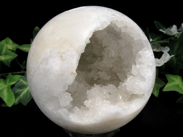 空間たっぷり 自然の神秘 ジオード 晶洞 水晶 丸玉 直径 77mm 重さ 367g 極上キラキラ水晶 クォーツ パワーストーン 天然石