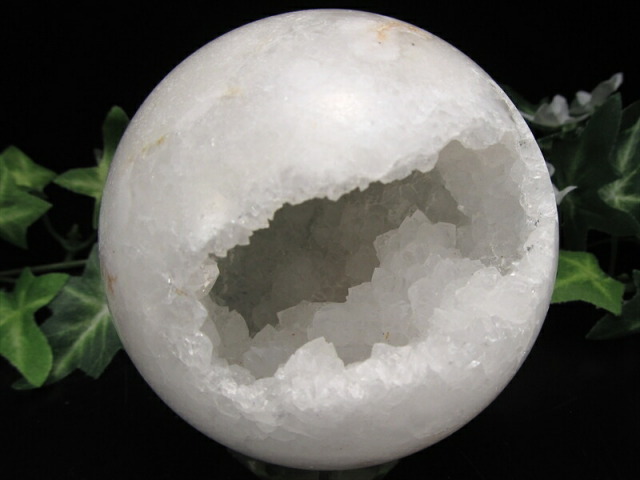 空間たっぷり 自然の神秘 ジオード 晶洞 水晶 丸玉 台座付 直径 79mm 重さ 456g 極上キラキラ水晶 クォーツ パワーストーン 天然石