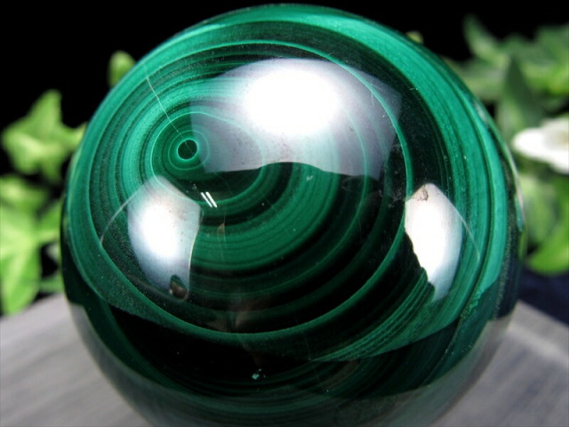 永遠さま 丸型 流動的な模様くっきり マラカイト丸玉 台座付 直径約52mm 重さ306g