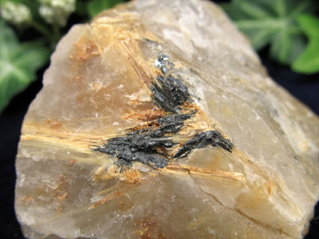 金針水晶原石 ゴールドルチル 原石 最大幅 78mm 重さ 216g ゴールド二酸化チタン&ヘマタイト結晶 金運・仕事運・勝負運のお守り ブラジル産 パワーストーン