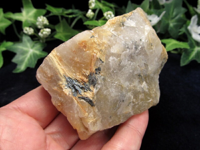 水晶原石。新潟県産。【裏は、金の様な性質を含んでおります　天然石】。 金針水晶原石 ゴールドルチル 原石 最大幅 78mm 重さ 216g ゴールド