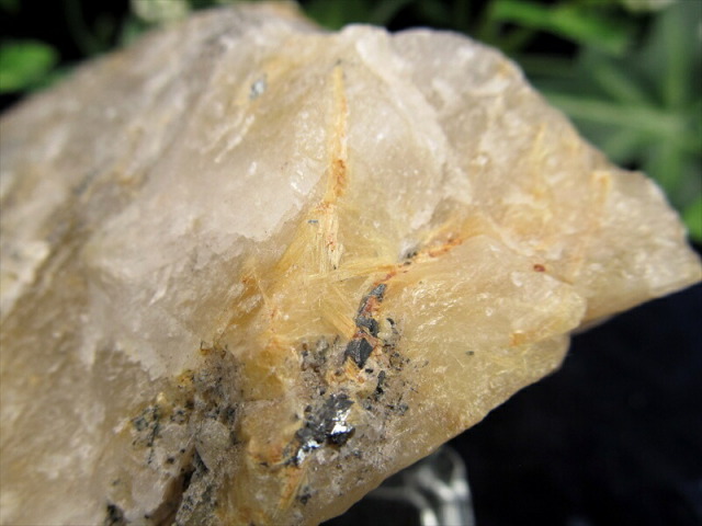 水晶原石。新潟県産。【裏は、金の様な性質を含んでおります　天然石】。 金針水晶原石 ゴールドルチル 原石 最大幅 78mm 重さ 216g ゴールド