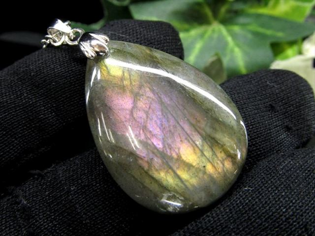 人気希少カラー パープルシラー ラブラドライド ぷっくりロップ型 ペンダントトップ 縦約28mm 重さ約6.4g 困難を打開する石 1点物 Silver925 マダガスカル産