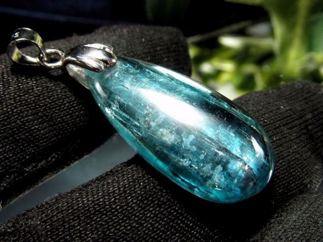 極上の透明度 カイヤナイト 藍晶石 ドロップ型 ペンダントトップ 石サイズ縦約15.5mm 重さ約2.7g 超透明アクアブルーの色合い 一点物 ブラジル産