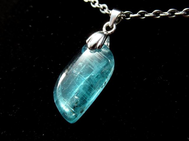 極上の透明度 カイヤナイト 藍晶石 リーフ型 ペンダントトップ 石サイズ縦約19mm 重さ約2.3g 超透明アクアブルーの色合い 一点物 ブラジル産 パワーストーン