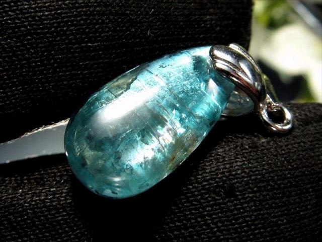 極上の透明度 カイヤナイト 藍晶石 ドロップ型 ペンダントトップ 石サイズ縦約18.5mm 重さ約1.7g 超透明アクアブルーの色合い 一点物 ブラジル産