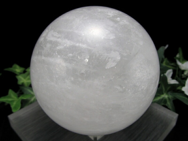 龍神の吐く息 スノーホワイト水晶 丸玉 台座付 直径92mm 重さ1114g