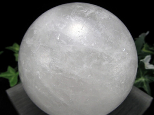 龍神の吐く息 スノーホワイト水晶 丸玉 台座付 直径92mm 重さ1114g