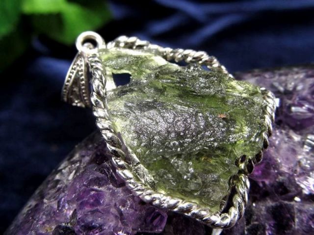 モルダバイト原石 ペンダントトップ 石サイズ縦約21.3mm×幅約16.2mm 約