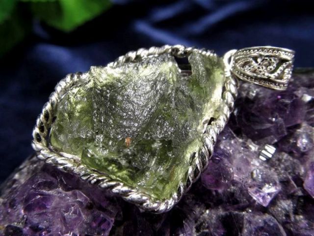 モルダバイト原石 ペンダントトップ 石サイズ縦約21.3mm×幅約16.2mm 約5.1g 入手困難 価格が爆上がり カルマの浄化・幸運と豊穣のお守り 1点物 Silver925