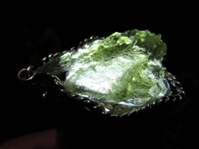 モルダバイト原石 ペンダントトップ 石サイズ縦約21.3mm×幅約16.2mm 約