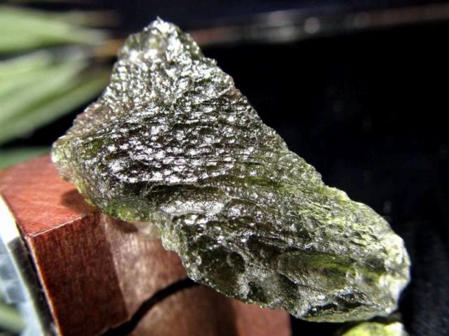 大粒原石 モルダバイト 原石 長さ約26mm×13mm 約2.5g 年々枯渇・流通激減 幸運と豊穣のお守り 1点物 ギャランティカード付属 チェコ共和国産 ge-p-g