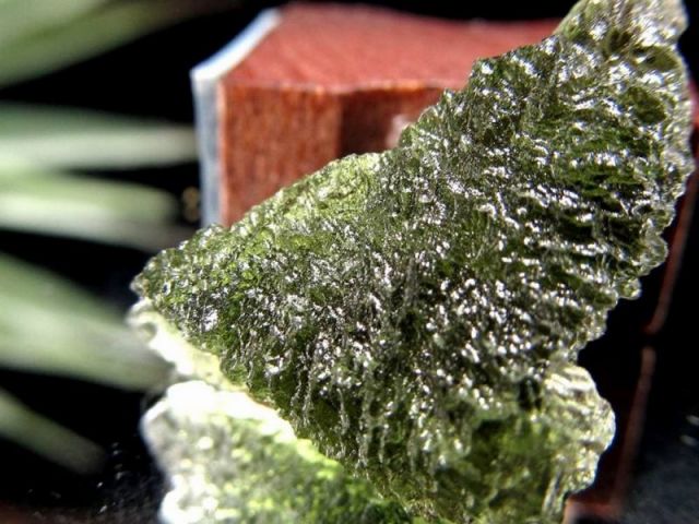 大粒原石 モルダバイト 原石 長さ約24mm×17mm 約2.2g 年々枯渇・流通