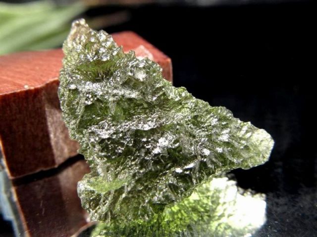 大粒原石 モルダバイト 原石 長さ約24mm×17mm 約2.2g 年々枯渇・流通