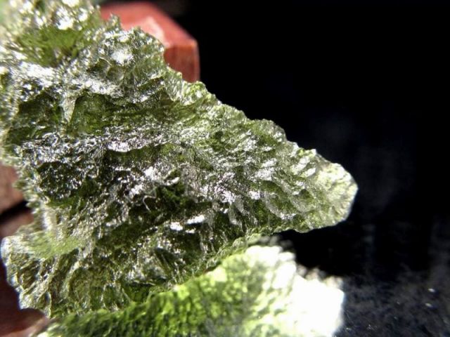 大粒原石 モルダバイト 原石 長さ約24mm×17mm 約2.2g 年々枯渇・流通