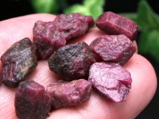 ブラックライトで光る 天然ルビー ラフ原石 さざれ 約100グラム 粒の