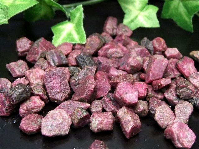 ブラックライトで光る 天然ルビー ラフ原石 さざれ 約100グラム 粒の