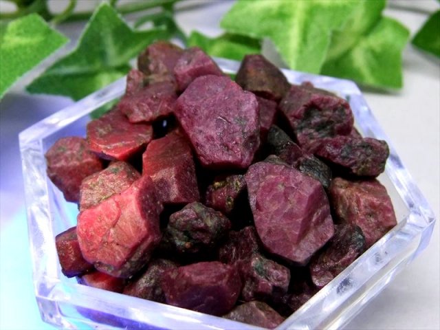 ブラックライトで光る 天然ルビー ラフ原石 さざれ 約100グラム 粒の