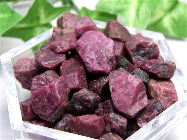 ブラックライトで光る 天然ルビー ラフ原石 さざれ 約100グラム 粒の