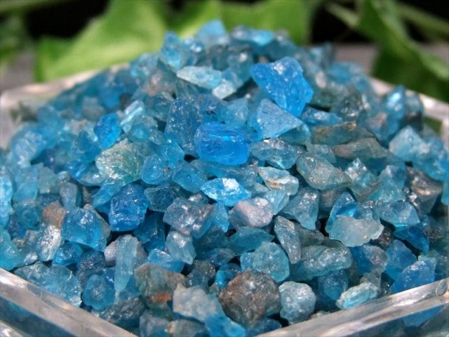 濃色 小粒 ネオンブルーアパタイト さざれ 100グラム 粒の大きさ 約2ミリ-6ミリ 大粒混在 不安の解消に 浄化用 インテリアにサザレ レジン ブラジル産
