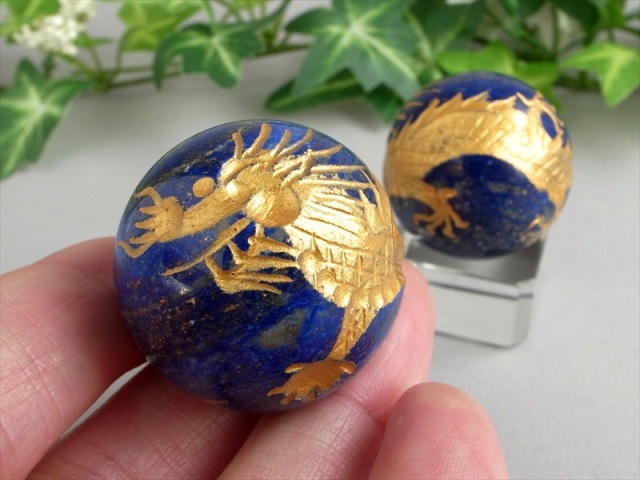 金塗り 五本爪龍彫り ラピスラズリ 丸玉 直径約29mm 1個売り 運気上昇