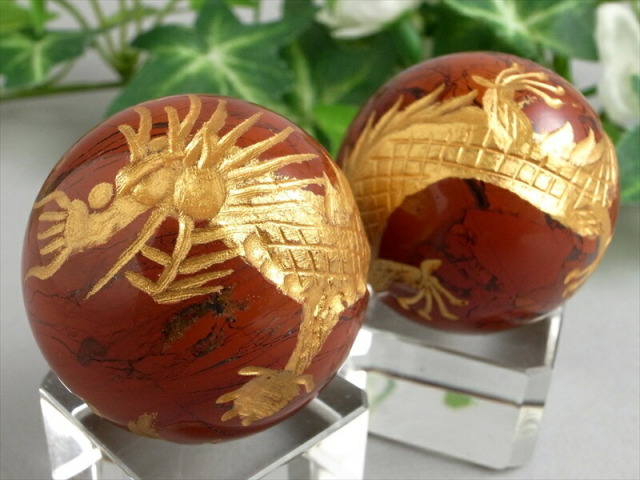 金塗り 五本爪龍彫り レッドジャスパー 丸玉 直径約29mm 1個売り 運気上昇・開運の象徴 縁起物 開運大吉のモチーフ 強力な浄化作用 インド産 パワーストーン