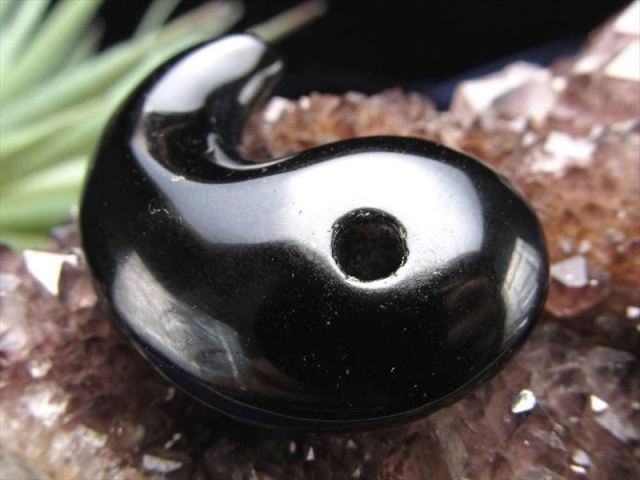 深黒の輝き 天然チベットモリオン 勾玉 1個売り 縦約35.2mm 重さ約