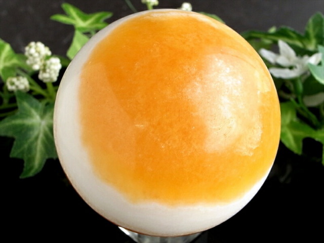 目玉焼き カルサイト 丸玉置物 台座付 直径約63mm 重さ366g 毎日が“金運”良好 黄身はしっかりめで 一点もの 方解石 メキシコ産 パワーストーン 天然石