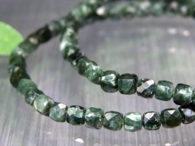 セラフィナイト 斜緑泥石 キューブカット ブレスレット 幅約3.5mm-4mm 神秘的で高貴な美しさ 濃色グリーン 人生に平穏を与える石 ロシア産 パワーストーン