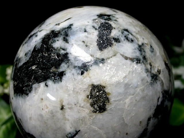 天然石コレクター必見 ムーンストーン ペグマタイト 丸玉 直径約65mm 重さ 403g 月光を思わせる優しいシラー 永遠の愛の象徴 6月の誕生石 インド産