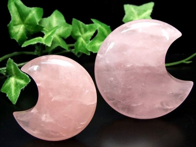 ディープローズクォーツ クレセントムーン 三日月型 タンブル 重さ40g-55g 1個売り 女性に人気 艶光沢抜群 可愛らしいミルキーピンク 美と愛の女神の石