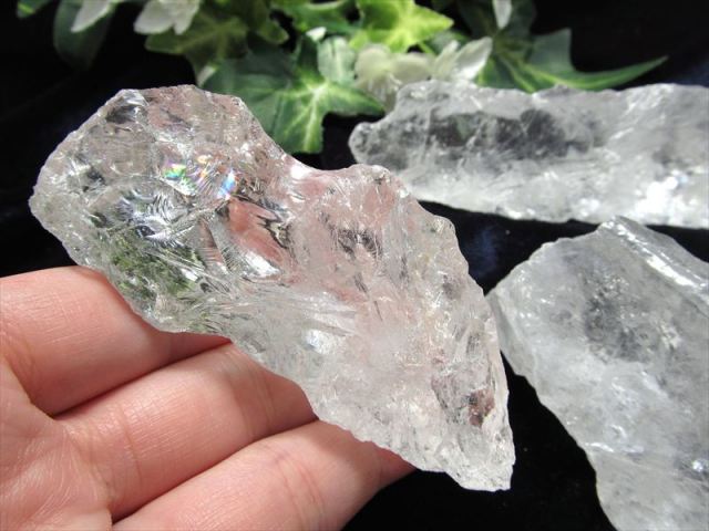 虹たっぷり 水晶原石 アイスデビル ロッククリスタル原石 1個売り約60g