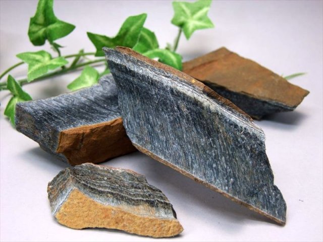 ブルータイガーアイ ホークアイ ラフ原石 重さ110g-130g 1個売り 魔除けと成功の石 ゴールド&ブルー 力と財力の象徴 南アフリカ産 パワーストーン 天然石