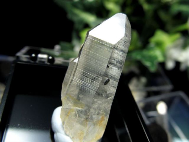 希少 国産原石 宮崎水晶 板谷水晶 単結晶 Sサイズ 1個売り サイズ約3.5cm×3.5cmのケース入り ほんのりオレンジカラー ポジティブなエネルギーを引き寄せる