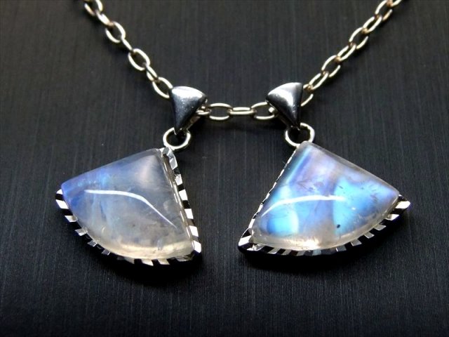 ぷっくり扇型 4A+ ブルームーンストーン ペンダント トップ 重さ2.9g-3.0g 1個売り 装飾枠付き 愛情・幸福の象徴 スリランカ産 パワーストーン 天然石