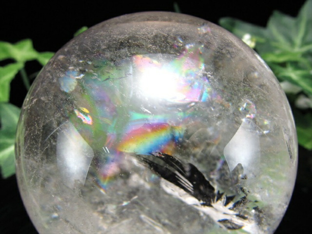 最良の虹 5A級 天然水晶 虹入り 丸玉 台座付 重さ470g φ70mm