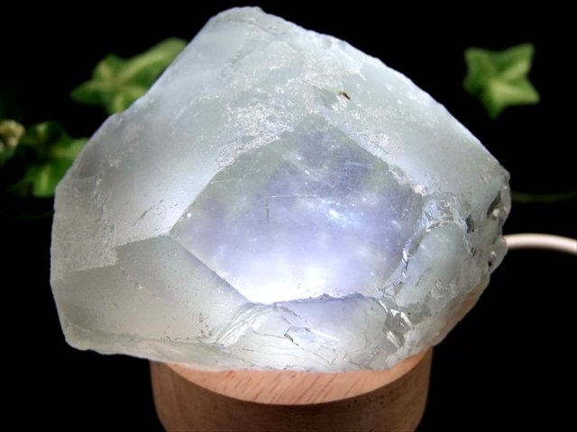 激レア アイスフローライト 結晶原石 LED台座付き 最大幅約87mm 重さ512g 超透明のゼリー状アイスフローライト 内モンゴル産 パワーストーン 天然石