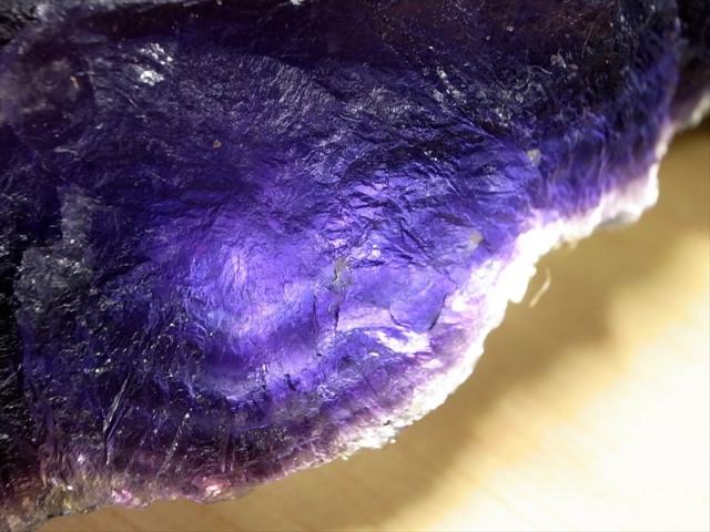 激レア パープルフローライト 結晶原石 LED台座付き 最大幅約128mm 重さ383g 強い光で透かすと魅惑のパープルや層が現れる 中国 湖北省産 パワーストーン