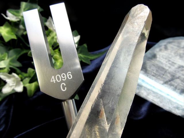 安定感抜群の持ちやすい大きめポイント付き アフリカ産 水晶ポイント付 クリスタルチューナー 音叉浄化セット オーガンジー袋入り