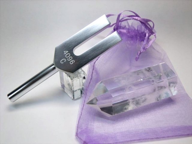 底切りタイプ ブラジル産 水晶ポイント付 クリスタルチューナー 音叉浄化セット オーガンジー袋入り 調和の力を増幅させる天然水晶