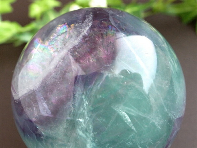 虹入り グラデーションが美しい マルチカラーフローライト 丸玉 台座付 直径約50mm 重さ約227g フローライト 天才の石 つやつや光沢 一点物 蛍石 アメリカ産