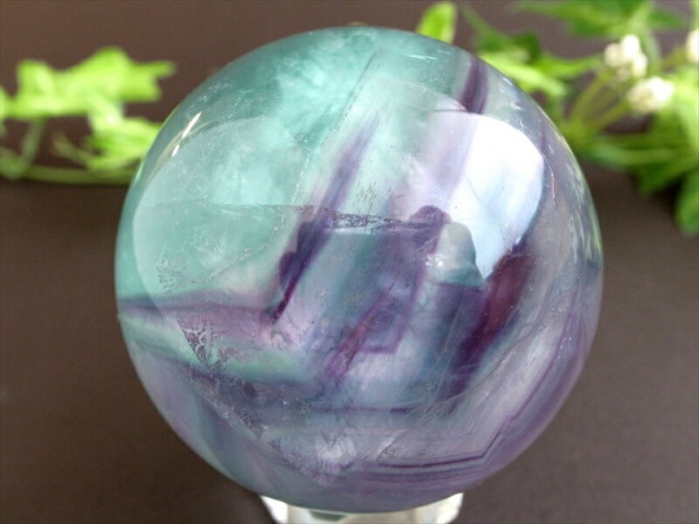 グラデーションが美しい マルチカラーフローライト 丸玉 台座付 直径約52mm 重さ約259g フローライト 天才の石 つやつや光沢 一点物 蛍石 アメリカ産