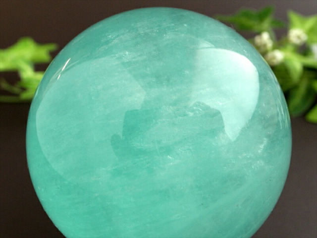 高品質 蛍光 グリーン フローライト 丸玉 台座付 直径59mm 重さ372g