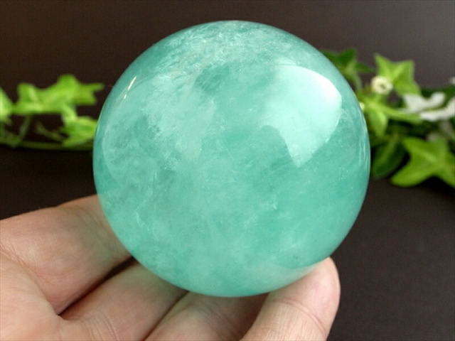 高品質 蛍光 グリーン フローライト 丸玉 台座付 直径59mm 重さ372g