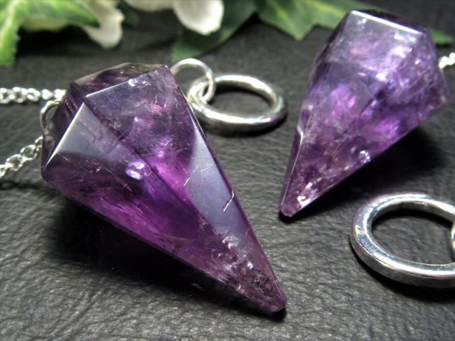 限定5個 虹入り アメジスト 6面カット ペンデュラム 1個売り 縦約33mm-37mm チェーンの長さ約26.5cm リング付き ダウジングの必需品