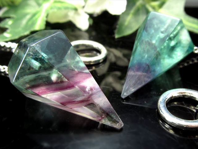 限定4個 虹入り マルチカラーフローライト 6面カット ペンデュラム 1個売り 縦約33mm-37mm チェーンの長さ約26.5cm リング付き ダウジングの必需品