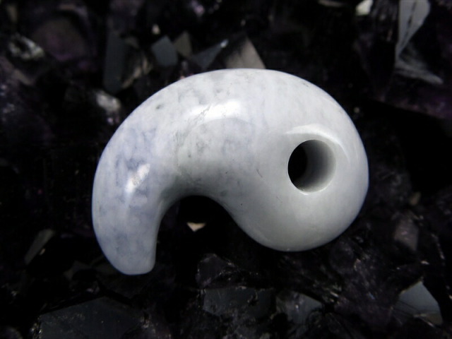 希少なブルーラベンダーカラー 糸魚川 青翡翠 硬玉 勾玉 幅約20ミリ 重