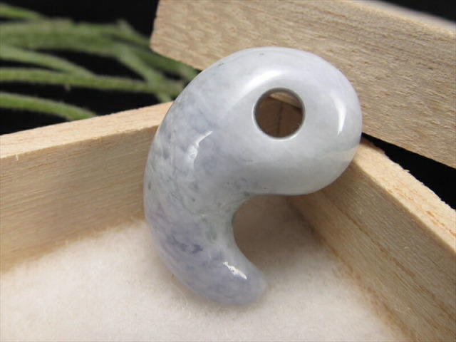 希少なブルーラベンダーカラー 糸魚川 青翡翠 硬玉 勾玉 幅約20ミリ 重