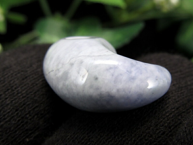 希少なブルーラベンダーカラー 糸魚川 青翡翠 硬玉 勾玉 幅約20ミリ 重