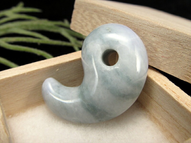 店頭展示中 糸魚川翡翠 勾玉 硬玉・まがたま 石サイズ約26mm 重さ6.9g 世界最古の翡翠 糸魚川翡翠 日本の国石 5月の誕生石 専用桐箱付 極上1点物